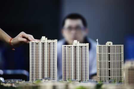中原地产研究中心统计数据显示，5月楼市整体成交回暖，同比、环比齐升。    　　5月，一线城市新房成交面积平均环比继续上涨，环比涨幅达到了20.1%，其中北京上涨最明显，新房成交面积环比上涨了42.5%，同比也上涨了10.5%。上海、广州的新房成交量也有明显增长，与2019年同期基本持平。    　　二三线代表城市新房成交面积同比、环比均有不同程度上涨。二线城市新房成交面积平均环比上涨了35%，其中最为典型的上涨城市为温州，上涨了120%，武汉上涨了81%。三线代表城市新房成交面积环比上涨22.1%，韶关涨幅较大，扬州、东莞涨幅均在10%以内；从同比来看，整体上涨14.0%。  　　来源：房讯网