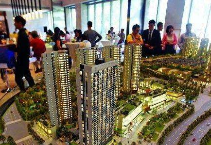 　相比往年，深圳今年的楼市小阳春来得要晚一些。  　　深圳住建局房产信息平台显示，五月新房成交4788套、二手房成交9042套，两个数据同比去年同期相差大约0.1%，出入不大。而放在过往6个月的时间轴内比较，深圳目前的成交量已经在疫情低谷之后逐渐上扬。乐有家、诸葛找房等多个第三方机构数据显示，深圳二手住宅均价已于今年四月上涨到了6万+元/㎡，并持续上行。  　　量价齐涨的5月，不少人已不满足于按揭贷，正尝试利用信用贷来撬动房产，寄望分羹深圳楼市，“买到就是赚到”的投机风开始出现苗头。    　　然而硬币的另外一面，信贷违约的魅影却在悄然闪现，一些银行客户经理好几年都不曾遇到的抵押贷款逾期业务和断供业务开始抬头。部分银行已经开始警惕小微企业贷款潜存的逾期风险；抵押贷展期的状况也让不少客户经理变得“胆小”了起来：对小微企业的贷款审查变严格了。  　　这个夏天缤纷而焦灼。在资金链紧张边缘挣扎的企业、苦于供楼的个人、正灵活套取各种信贷产品投入楼市打新的淘金客们，共同构成深圳楼市魔幻小阳春的一道独特风景线。  　　楼市断供和抵押贷逾期抬头  　　在中国农业银行深圳一支行零售信贷部工作近十年的林丽最近有些烦。服务中小微企业客户近十年，她五月份手头已经接手了两笔贷款逾期业务。过去，她好几年才会遇到一笔贷款逾期业务。这段时间，银行客户经理们好几年都不曾遇到的贷款逾期“黑天鹅”业务如今开始出现了。  　　另一银行经理张敏也不幸踩雷。她的这位客户在深圳宝安区沙井经营了一家四五十人规模的模具厂。前后十几年，历经2008年金融危机，工厂业务整体平稳，老板在今年春节过后也就没太在意疫情对业务带来的冲击。孰料上游大客户四月底临时告知订单要减半，模具厂的经营状况开始断崖式下滑。    　　“中型企业一般预留两三个月现金。开小厂的老板基本都是一有钱就立刻投入生产了，也很少有心思搞副业做投资，老板也就预留了一个月现金。现在撑不过来，已经办了贷款展期。”张敏言及这一切不甚唏嘘，以前银行面临的企业抵押贷逾期情形无非是企业间闹经济纠纷。如今，经手的抵押贷逾期业务不少源于产业链传导而来。  　　幸运的是，林丽和张敏经手的客户都办理了贷款展期，这在往年是不大可能的。  　　今年3月，《关于对中小微企业贷款实施临时性延期还本付息的通知》（下称“《通知》”）允许小微企业还本付息日期延至2020年6月30日。这也让资金紧绷，一时间难以还款付息的企业获得了喘气的机会。  　　相对于小微企业逾期，个人按揭贷款暂时稳定，但也有国有银行深圳分行人士向第一财经记者表示，按揭违约相比去年同期有增加，多是因公司倒闭失去供房收入。  　　“以前每个月大概有几个客户断供；最近每个月大概有十几个客户咨询断供的事情，但是91抖音视频成人也会综合贷款人情况办理延长贷款期限、转按揭，走到出售房屋那一步的客户还不多。”上述国有银行深圳一分行人士直言，但是这类现象有增多苗头。  　　对于部分银行人士感受到的贷款客户的微妙变化，经营小微企业的业内人士、拍卖人士有着类似的感受。  　　常年活跃在企业圈、拍卖圈的王昌尔向第一财经记者表示，“91抖音视频成人目前接手的拍卖资产比去年同期有增加但不明显，下半年会慢慢多起来，毕竟走完拍卖流程也需要时间。”  　　多位银行人士在接受第一财经记者采访之际均有表达，抵押贷逾期、个人房贷断供的现象开始慢慢“抬头”了，但是断供“潮”尚未到来。这其中的原因在于，深圳的房价抗跌性强。即便企业主无路可走将房子入市也能录得一个看涨的估值，不至于走到面临破产起诉查封拍卖及缴纳违约利息、个人征信上榜银行“黑名单”的窘境。  　　即便如此，部分银行已经开始警惕小微企业贷款潜存的逾期风险。  　　“91抖音视频成人支行行长在周会上也提到了这点，让大家最近多梳理手头的中小微企业客户，摸底企业的经营情况、产业链上下游状况，跟企业客户沟通频度要密一点。”林丽直言。  　　抵押贷展期的状况也让不少客户经理变得“胆小”了起来：对小微企业的贷款审查变严格了。  　　“三四月，有小微企业贷款贴息政策支持的时候，银行贷前审查需要到企业经营场所拍照存档，审核红本房屋估价的七成、公司一年流水的六成能否覆盖贷款额度，才能敲定放款与否；现在91抖音视频成人还会查验小微企业上年度营业收入及净利润、上年度纳税额、员工人数、近两年纳税证明及近三年财务报表等资料。”  　　一位不愿具名的股份制商业银行福田区支行的负责人士透露，悄悄收紧放款门槛是考虑到企业展期、续贷现象开始增多，不想造成银行不良资产增多。  　　“淘金客”套用信贷资金  　　即便风险隐现，个人按揭贷仍是深圳各大银行的香饽饽。  　　据乐有家研究中心数据监控显示，2019年至2020年4月深圳一共交易了15万套房子。其中一次性付款占比不到1成，15万套房子里有13万套便采用了按揭贷款的支付方式。而不需要抵质押或者第三方进行担保的信用贷在部分银行的风头甚至盖过了按揭贷。  　　“我手头就排着四五个信用贷客户，都是些贷款信誉记录不错且个人收入来源有保障的客户。”民生银行深圳一支行的刘姓客户经理告诉第一财经记者。  　　如今的信用贷热度明显高于往年。多家银行人士言及信用贷，只是感受不一，但均向第一财经记者表示，信用贷相比去年有增加。  　　其实，受到不少人追捧的信用贷用起来也不是没有风险的。如果贷款人申请了信用贷并且已经用了，会在贷款人征信记录上有所体现。在申请住房按揭贷的时候银行可能会要求贷款人说明首付款的来源，如果提供不了首付款来源的证明，银行可能会要求贷款人提前结清贷款，甚至直接拒批。与此同时，深圳的多家银行都要求信用贷款三年内还清，少数银行要求贷款人的信用贷业务于一年内结清。  　　第一财经记者了解到，对于没有公司没有房产的贷款客户来说，一般银行提供的信用贷上限是三十万元，贷款人可以选择向两三家银行申请信用贷，筹得百万元资金。  　　换言之，贷款人通过信用贷工具适度加杠杆可以助力自身搭上买房的车；但另一方面，它的还款期限又会给到贷款人还款压力，信用贷不良也会直接影响个人按揭贷业务的申请、个人的征信记录等。  　　鉴于信用贷的诸多限制，这些敢于同一时间去找两三家银行申请信用贷，凑足百万元资金投向楼市的客户，多半都对深圳楼市报以极高的热忱，且具有更强的购买力和更稳定的支付力。  　　“我经手的信用贷客户，一次性贷到三十万上限的基本上都是奔着二套房去的。”深圳一家股份制银行黄姓人士表示，深圳楼市这几个月价格持续上行给了不少刚需客和投资客上车的动力。  　　“信用贷一旦出现贷款逾期，因为缺乏抵押物清收很困难，91抖音视频成人审批办理要求一直很严。但是深圳优质客户多，至少我经手的客户这两个月有增多，基本上都是在大企业工作的金领人群，去买房投资的。”黄姓人士续称，楼市的投资回报率给了加杠杆客户人群信心。  　　第一财经采访了一位凭借信用贷搭上二套房快车的淘金者张弛，在深圳打拼的十年，他亲眼见证了深圳楼市的快速上涨。  　　2010年的深圳新房价格是2字头（2万+）。其中变化最大的当属2015-2016年，深圳房价从3字头直接跳到到5字头，主因是2015年330政策放松了限购限贷，以及深圳整体经济大环境的迅猛发展。自2017年开始，政府严控楼市，打击炒房投资客，为保障刚需权益推出了系列新政，才促使深圳新房价格渐趋平稳，近3年涨幅仅3%。  　　乐有家研究中心数据显示，十年间深圳房价总涨幅178%，领先国内诸多城市。今年疫情期间，深圳楼市仍呈上涨之势。此前，深圳二手住宅均价还在5.7万元/㎡水平，到2020年4月，均价上涨到了6万+元/㎡。同时，楼市成交也快速回暖，5月深圳二手住宅过户量再度突破8000套，创近半年新高，但距离去年末还略有差距。  　　在张弛及他身边的人看来，房子无疑是实现财富快速增值及拉开阶层差距的第一大法宝。这也令他及身边人动用信用贷撬动二手房的信心和兴趣度大增。  　　高涨的楼市看不到终点  　　敢于加杠杆背后，是大多数深圳人笃信深圳楼市供需不平衡的局面暂时难以得到改变。  　　根据深圳市土地交易中心数据显示，2006-2019年间，深圳累计住宅供应730578套，年均5.2万套，放在长时间周期中，年住宅供应呈曲线下行之势；与之对应的是，常住人口从2006年的846.43万人，增加到2019年的1343.88万人，累计增加接近500万人，呈整体上行之势。  　　同时，土地供应结构性失衡，工业、商业类用地供应多、住房用地供应少的局面十余年间并未得到扭转。美联物业根据官方公开出让的土地数据统计显示，过去14年里，深圳居住、商业、工业三类用地结构的分别占比分别是：17%、10%和53%。  　　结构性失衡推导下，深圳购房需求在三月疫情缓和后便密集释放，市场快速从四月份的部分片区过热到现在量价齐升。  　　同时，房企们的拿地信心也正在快速被点燃。5月，深圳房企龙光地产拿下的深圳前湾片区地块，以总价116亿元占据5月全国住宅用地成交总价榜首，每平米可售楼面价超过8万元。  　　楼市热情不褪，投机风开始出现苗头，给调控再度加压。以5月为例，深圳市住建局的调控动作接二连三。  　　5月22日，住建局亲临地产中介机构现场检查，TaTa公寓、鸿荣源·壹方中心、星河丹堤、金亨利首府等一批挂牌价明显高于近期真实成交价的房源被迫下架。5月26日，针对网友投诉网红盘华强城捂盘惜售、沙井海岸城偷收喝茶费等问题，深圳市宝安住建局要求片区所有住宅新盘采取委托公证公开认筹筹钱选房的形式予以销售。  　　高价房源下架、捂盘惜售内定房源被约谈，再到近两日福田区棚改炒作遭住建局打压……主管部门操作基本上对症下药，步步紧跟，以防楼市过热。  　　住房“盘子小”的深圳也正在通过增大住宅供应，寄望打破楼市过热困局。  　　5月初，深圳发布的《2020年度建设用地供应计划》显示，年内计划供应1200公顷建设用地，与2019年计划供应量持平，其中居住用地为293.2公顷。这一居住用地的供应比例较往年有所上升，年内计划供应面积较2019年实际供应面积增加了50%。  　　这个6月，备受瞩目的光明金融界项目已经开放展示中心，而全民瞩目的润玺一期年内也将会入市。整体来看，“买到就是赚到”投机心理、刚需客的快速上车心理、开发商的拍地热情等都给深圳楼市按下了快进键。但平抑深圳房价增长，彻底打破供求不平衡的主逻辑仍将是一个漫长的过程。  　　来源：第一财经网