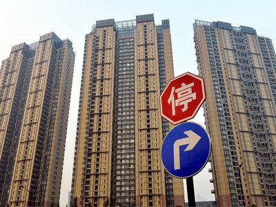 据不完全统计，今年前5个月已有20余地出台租房新规，涉及房源、租金、安全、监管乃至户籍等诸多方面，快来看看有你将去的城市吗？    　　9地保障租赁住房供应  　　日前，58安居客房产研究院发布重点城市租房趋势报告显示：4月份，北京、广州、深圳新增房源量依次环比上涨31.4%、28.9%和45.4%；新一线城市代表如成都、杭州、天津等新增房源量涨幅更高，分别为61.7%、70.3%和56.6%。  　　58安居客房产研究院分院院长张波认为，二线城市出现部分区域房源供给量明显增长等和城市的市场环境有着直接关系。事实上，据中新经纬客户端不完全统计，今年以来，已有9地明确租赁住房建设计划或增加供应措施。    　　其中，济南明确，通过3年试点工作，每年新增租赁住房120万平方米；杭州住保房管局确定2020年筹建完成蓝领公寓1.5万套(间)的目标任务；绍兴计划自2020年起到2024年，建设2.2万套人才租赁住房。  　　此外，长沙、武汉两地政府表态允许将符合条件的非住宅存量房屋改造为租赁住房，深圳住建局就“商改租”有关事项公开征求意见；广州、郑州两地鼓励利用集体、国有或自有土地建设租赁住房，前者给予补贴，后者将相关项目列入地方租赁住房建设计划；合肥还明确，将个人出租自有住房每平方米奖励从12元提高6元至18元。  　　易居研究院智库中心研究总监严跃进指出，2015年、2016年的时候中央和住建部就提出要大力发展租赁市场，到现在差不多已经五年的时间。在这个时间节点上，各地效果如何需要评估，今年也要加快完成发展。  　　严跃进表示，从实际过程看，有些地方积极增加土地供应，有些地方从存量物业的改造、更新等方面予以支持；有些地方明确政策性租赁住房和市场化租赁租房方面可以进行创新。各地手段不同，但都有力地促进了当地的租赁市场。  　　严跃进认为，现在的问题是上面提到的手段都是供应端的，是多主体供应、多渠道保障的导向。接下来的工作是强化租售同权，让更多人去租房子，这就是需求端的内容。供应端和需求端做好，后续的租赁市场才能更好的健康发展。  　　6地新规缓解租房压力  　　58安居客房产研究院发布的《2020一季度租房趋势报告》显示，租金作为租客的重要生活开支，在总收入中占有不小的比重。48.7%受访者表示租房消费占比较高，排在各种生活消费之首。在该报告的受访对象中，有20%的受访者月租金占月收入比重超过30%。  　　针对过高的租金开支，6地从两方面着手出台新规帮租客“排忧解难”。  　　公积金提取方面，4月起，沈阳提高租赁住房提取限额。其中，房屋坐落地址在沈阳市区的，限额由1200元/月提高至1400元/月；4月起，济南提高职工个人租赁商品房提取定额，从9600元提高到12000元；5月7日，东莞宣布将租住本市住房提取比例上限提高至70%、额度上限提高至1800元/月。  　　济南住房公积金中心工作人员表示，提高商品房租赁提取额度，有助于发展济南市租赁住房市场，缴纳公积金的双职工家庭平均每月可提取2000元，在相当程度上改善家庭居住条件。  　　在租房补贴方面，南京明确，符合申领条件的博士、硕士、学士按每人每月2000元、800元、600元享受最长36个月的住房租赁补贴；广州番禺区表示，对符合相关条件的高层次人才提供最高50万元(税前)的购房补贴或给予所租房屋的50%租金补贴；青岛指出，推进城镇住房保障家庭租赁补贴工作，将2人户、3人户保障面积标准在原基础上各上调15平方米。  　　青岛住建局认为，推进住房租赁补贴保障工作，是健全 “多主体供给、多渠道保障、租购并举”住房制度的具体举措。各级有关部门要以保障城镇住房困难家庭的基本住房需求为立足点，以解决新市民的住房困难为出发点，进一步拓宽保障范围，加大保障力度。  　　7地新规关注租房安全  　　除了房源和租金，租房安全也是不少地方政府关注的重点。  　　以珠海、济南为代表的地方政府较为关注房屋本身的质量安全，两地先后出台出租屋管理办法征求意见稿。其中，珠海拟规定出租住房不得分隔搭建后出租，厨房、阳台、卫生间等不得出租供人员居住；济南拟规定不得改变原有房屋的空间布局结构，不得按床位出租等。  　　另一些地方政府则更为关注租赁机构安全，如湖南、河北为规范省住房租赁市场行为，引导住房租赁双方使用规范化的租赁合同，促进住房租赁市场持续健康发展，启用全省统一《住房租赁合同》示范文本；  　　再如南京为保护租赁当事人的合法权益，规范住房租赁经营行为，要求市内所有的住房租赁机构建立租金托管制度，且需在商业银行设立唯一的租金专用账户，专户信息应在南京网上房地产网站公布。  　　无独有偶，4月初西安也就《住房租赁资金监督管理实施意见》公开征求意见，该市拟规定“托管式”租赁企业在开展业务前需与商业银行签订《住房租赁资金监管协议书》，并在监管银行开立存量住房租赁交易资金监管专用账户。  　　不过，最为严苛的当属合肥，该市拟对住房租赁企业进行信用考评，分别为五星、四星、三星、二星、一星、无星。其中，一星级企业为信用警告对象，无星级企业为失信惩戒对象，列入失信黑名单，实施联合惩戒。  　　对此，合肥市住房租赁协会秘书长伍艳表示，主管部门推出信用评级考核办法，主要是对合规经营的企业提供鼓励和促进，对违规经营的企业进行打击和披露，同时为合肥新市民在选择合规靠谱的住房租赁企业方面，提供明确和明示化的标准和规范。  　　还值得一提的是，4月22日，广东省住房和城乡建设厅与人民银行广州分行签订《合作备忘录》，首次将公租房违规行为，包括违规享受公租房、违规申请租赁补贴等纳入人民银行征信系统。  　　此外，6月1日起，济南全面取消落户城镇条件限制，提供人才、院校学生、居住、就业、投靠等六种落户途径。严跃进分析称，“居住途径落户”提到了租房落户，这有望成为今年济南租赁市场发展的一个突破口，租赁市场需求将会增加。  　　来源：中新经纬