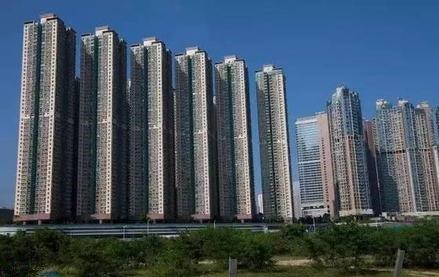 因虚假宣传构成不正当竞争行为，山东济南一房企被罚44万元。  　　4月30日，绿地北展济南置业有限公司在对某单位团购促销中发放载有“济南市政府将搬迁至先行区”不实信息的宣传材料。山东省市场监督管理局认定上述行为违反《中华人民共和国反不正当竞争法》第八条规定，构成虚假宣传的不正当竞争行为。近日，该公司被处以44万元的行政罚款。    　　最近一两年，“济南市政府将搬迁至先行区”的信息，一直都是网络传闻，从来没有任何正式“官宣”。在这种情况下，这家房企将其作为楼盘的宣传资料，显然是不合适的，也确实构成了虚假宣传。  　　很多人或许会疑惑，这种找不到确切官方消息源的信息，不能作为宣传依据，难道不是常识吗？相关房企会不知道？房企对这种“虚假宣传”乐此不疲，只是把传闻当成可以利用的工具。    　　将没有事实支撑的模棱两可的信息，释放给购房者和社会，是开发商惯用的宣传套路。外部因素方面，开发商的宣传点主要聚焦这几个方面：第一，政府搬迁甚至是区划变动；第二，高新产业、知名大型商业综合体、优质教育资源入驻板块；第三，高铁、地铁、高架路等交通方面的规划；第四，楼盘周边重大不利因素的消失，比如化工厂、垃圾场搬迁等；第五，将还没定的学区，视为“囊中之物”。  　　当然，楼盘内部情况的虚假宣传，也不在少数。比如，交付实体房和样板房不符；小区交付后内部配套，与前期的宣传或者沙盘展现不符；精装修的材料使用，和前期宣传不符；宣传时称业主可以自由去顶楼，但交房后却发现不行等。  　　正因为这些方面事关相关楼盘的现实价值，比如能不能卖完，甚至能不能热销等，相关房企才会绞尽脑汁蹭外部因素的热度，或者想方设法“修饰”楼盘内部情况。在房企眼里，事情真假不重要，只要有购房者买账就行。  　　除了房企本身的主观原因，相关虚假宣传的出现，也离不开相关楼盘在管理和规范层面的工作不到位。现实中，很多楼盘的宣传口径都不统一，比如在某些宣传信息上，开发商和销售团队的说法不一；不同的销售人员，对同一事情说法可能也不一样；有的楼盘还会引入二手房中介团队，使得楼盘在宣传上更加混乱。  　　房企或者具体楼盘套路不断的虚假宣传，再加上自媒体的炒作，确实很容易以假乱真。由于现在多为期房，对于营销宣传无法及时验证。在这种背景下，购房者容易被套路也就不难理解。  　　所以，监管层面必须加大处罚力度，而不仅是“隔墙扔砖式”惩戒，真正提高违法成本，缩小虚假宣传的空间。  　　同时，不能总是“事后诸葛亮”。在楼盘前期的营销宣传中，相关部门也应该及时介入，并引导购房者强化防范意识、证据意识。当然，整个房地产行业，也需要基本的行业规范，要有“行业自律”。  　　来源：中国青年报