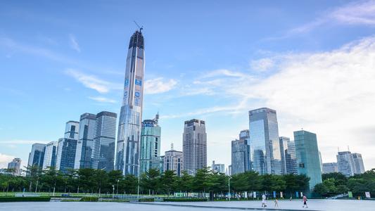 “现在福田中心区换办公室的客户，大多数都是因为今年经济收入不行，承受不起这么高的租金。”在福田中心区做写字楼出租工作的中介江先生告诉《华夏时报》记者，目前中小企业搬离福田中心区的情况越来越多。  　　中原盘源系统显示，目前福田中心区的空置率总体相对较高，但个盘差别挺大，平安金融中心空置率只有10%、皇庭广场空置率为9.5%。  　　在当前经济环境下，深圳全市写字楼一边是供应量充足，空置率不断攀升。另一边一波中小企业迫于成本压力正搬离市中心区，由此导致部分写字楼的空置率居高不下，租金不断下探，招租成为一大难题。    　　近三年写字楼供应持续走高  　　随着深圳全市写字楼空置率不断攀升，租金一路下行，不少写字楼面临招租难的窘境。今年以来，随处可见写字楼招租广告以及免租信息，各中介、房东为招租费了不少心思，但收效甚微。    　　第一太平戴维斯统计数据显示，深圳市2020年第一季度平均空置率结构性环比上升1.2个百分点，达26.2%。截至季末，深圳全市平均租金下降至201.7元/平方米/月，租金指数环比下跌1.6%。  　　而值得注意的是，供应增加无疑是深圳写字楼空置率攀升的主要推手。《华夏时报》记者根据第一太平戴维斯近年来发布的写字楼报告梳理得知，从2018年起，深圳写字楼供应量再呈上升走势。数据显示，2018年深圳全年累计供应量不足80万平方米，2019年深圳全年累计供应量达107.7万平方米。截至2019年底，深圳全市甲级写字楼总存量同比上升17.7%，至715.6万平方米。  　　与此同时，第一太平戴维斯预测，深圳2020年将迎来未来五年内的甲级写字楼供应高峰，全年预计累计共有134万平方米的新增写字楼面积交付，且未来五年新增供应总计达507万平方米。随着疫情结束和经济的发展，写字楼去化速度才可能得到相应变化，但租赁市场的竞争料将持续。  　　中小企业逃离福田中心区  　　“时常可以碰到一些中小企业换租、退租的情况，陆续搬离到租金更低的地段去了。”在福田中心区做写字楼出租工作的江先生对《华夏时报》记者表示，今年受疫情影响，一些中小企业为了节约租金成本以及员工的生活成本，搬离了中心区，有些甚至搬去了龙华、龙岗区。  　　陈女士所在的一家私募公司不久前便搬离了深圳福田中心区的平安金融中心。陈女士反映，一是平安金融中心作为地标级写字楼，租金始终维持高位，且议价空间不大；二是考虑到公司今年的整体效益不如往年。从福田中心区“逃离”后，陈女士所在的公司搬至岗厦地铁站附近，虽然还是在福田区，但岗厦总体的租金水平是平安金融中心租金的一半左右。  　　《华夏时报》记者了解到，平安金融中心的租金价位一直处于福田中心区最高水平，据中介沈先生表示，目前该写字楼的租金在350-500元/平方米/月。相比于周边其他写字楼200元/平方米/月出头的租金，平安金融中心作为地标，租金也高了一倍多。  　　让利招租情况难言乐观  　　“现在招租91抖音视频成人不收取承租方任何中介费，如果能和91抖音视频成人签约，91抖音视频成人还可以和承租企业平分佣金。”中介江先生对《华夏时报》记者表示，尤其是有一波金融公司爆雷，集体退租，后面再招租就更难了，所以有些二房东也跟着“跑路”了。  　　沈先生在深圳福田区从事写字楼出租工作已超过10年，他告诉《华夏时报》记者，近1年来，深圳写字楼租金下降了20-35%。除报价有所下跌之外，出租方给承租企业的免租期、相应折扣等方面，都有较大的让利空间。  　　与此同时，虽整体租金议价空间拉大，但仍有不少中小企业迫于中心区高昂的租金压力，选择退而求其次，往租金价格低的地段撤离。而更有甚者，一些小型的公司甚至直接搬离深圳，向东莞、惠州转移了。  　　面对不断撤离的企业，沈先生表示：“现在业主都是在诚心招租，如果公司承租面积够大、公司资质也还可以，租金方面都是很好商量。”沈先生对《华夏时报》记者表示，由于此次疫情，业主方对于资质好的企业，都会给予较多的让利空间。  　　沈先生向记者透露，目前平安金融中心A座有空置写字楼出租，而对于入驻的企业，需要事先核实企业资质。对于资质较好的企业，出租方给出的租金会有较大的优惠。“一般大型企业过来都会比较受欢迎，业主会给出合理的价格，留住客户。”沈先生表示，如果是世界500强企业，租金可以打7-8折。  　　来源：华夏时报