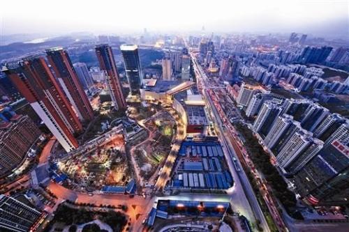 随着疫情防控基本平稳，房地产行业复工复产扎实推进，企业为了进一步弥补前期疫情对销售的负面影响，加大了推盘力度，力求资金尽快回笼。在市场预期稳步恢复的背景下，楼市成交也逐渐复苏。    　　中国指数研究院称，5月，地方政府在“房住不炒”的楼市调控总基调指导下，因城施策更加灵活，但是房地产市场恢复速度略显不同。其中，一线及核心二线城市市场需求整体恢复较快；部分三四线城市受人口、产业等多重因素影响，市场需求恢复相对缓慢。  　　中国指数研究院数据显示，截至6月7日，受监测的12个一二线主要城市库存总量环比微幅上升0.04%。截至6月首周，受监测城市中北京升幅较高，为4.44%；福州紧随其后，升幅为4.08%；温州升幅较小，为0.24%。监测城市中，东营库存环比降幅较高，为6.06%。    　　事实上，从5月开始，城市住宅新增供应量同环比均小幅上升。另外，受房企积极推盘叠加疫情期间积压的购房需求持续释放影响，多数城市市场交易逐步恢复，成交量同步上升。从销供比来看，一线城市去化能力更为乐观。截至5月底，重点城市中，南京、杭州属于库存吃紧较为严重的城市，当前去化周期分别为5.77个月、5.11个月。  　　克而瑞地产研究中心近日公布的报告指出，在成交明显复苏带动下，5月多数城市供求关系维持平衡。受监测的28个重点城市消化周期环比皆大幅收窄，八成以上城市降至18个月警戒线以下，杭州、济南等消化周期不足6个月。  　　从库存状况来看，28个城市当中六成以上城市供求比小于1；同时，六成以上城市库存面积环比有所回落。但同比来看，七成以上城市库存仍处上升通道，青岛、郑州、杭州等同比增幅超40%。  　　克而瑞方面认为，随着半年度业绩冲刺季的到来，房企必将加快供货节奏，供应有望放量增长，甚至创年内新高，预计6月市场仍将保持较高热度。  　　来源：经济参考报